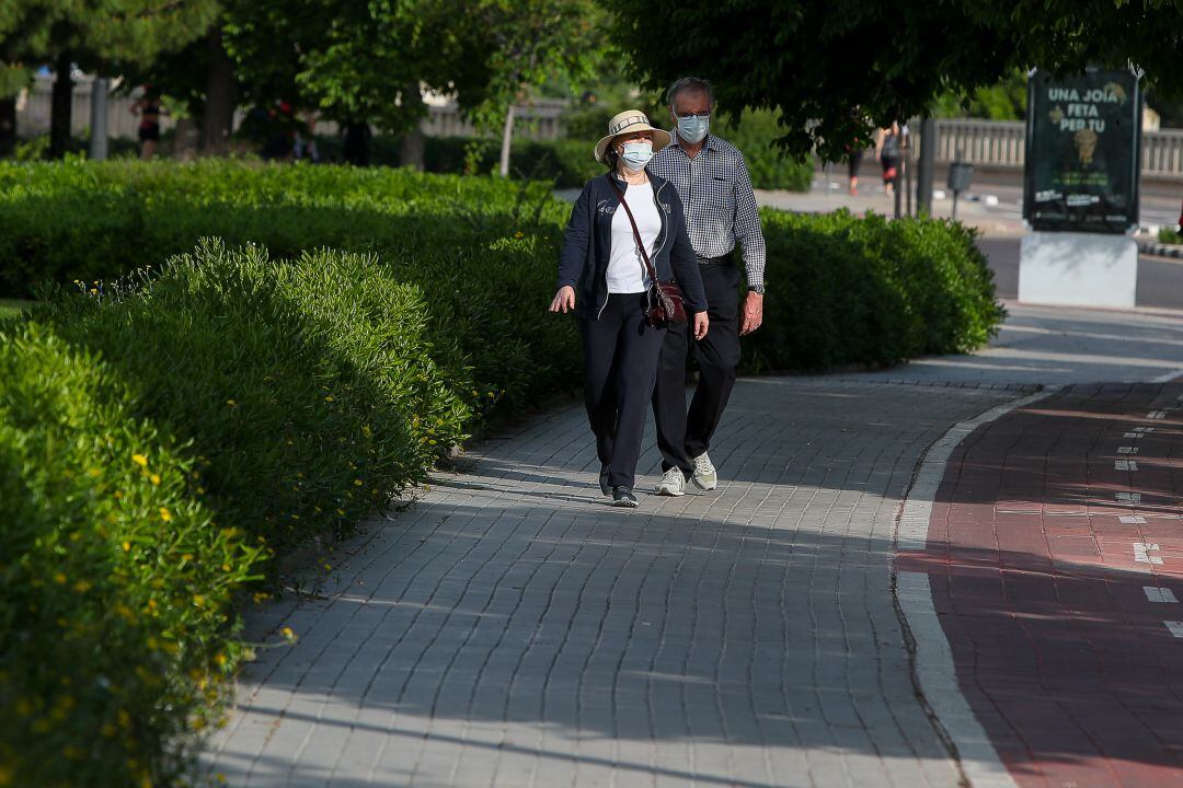 Dos personas caminan por València en una imagen de archivo