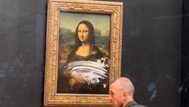 Un visitante del Louvre lanza da un tartazo a la Mona Lisa.