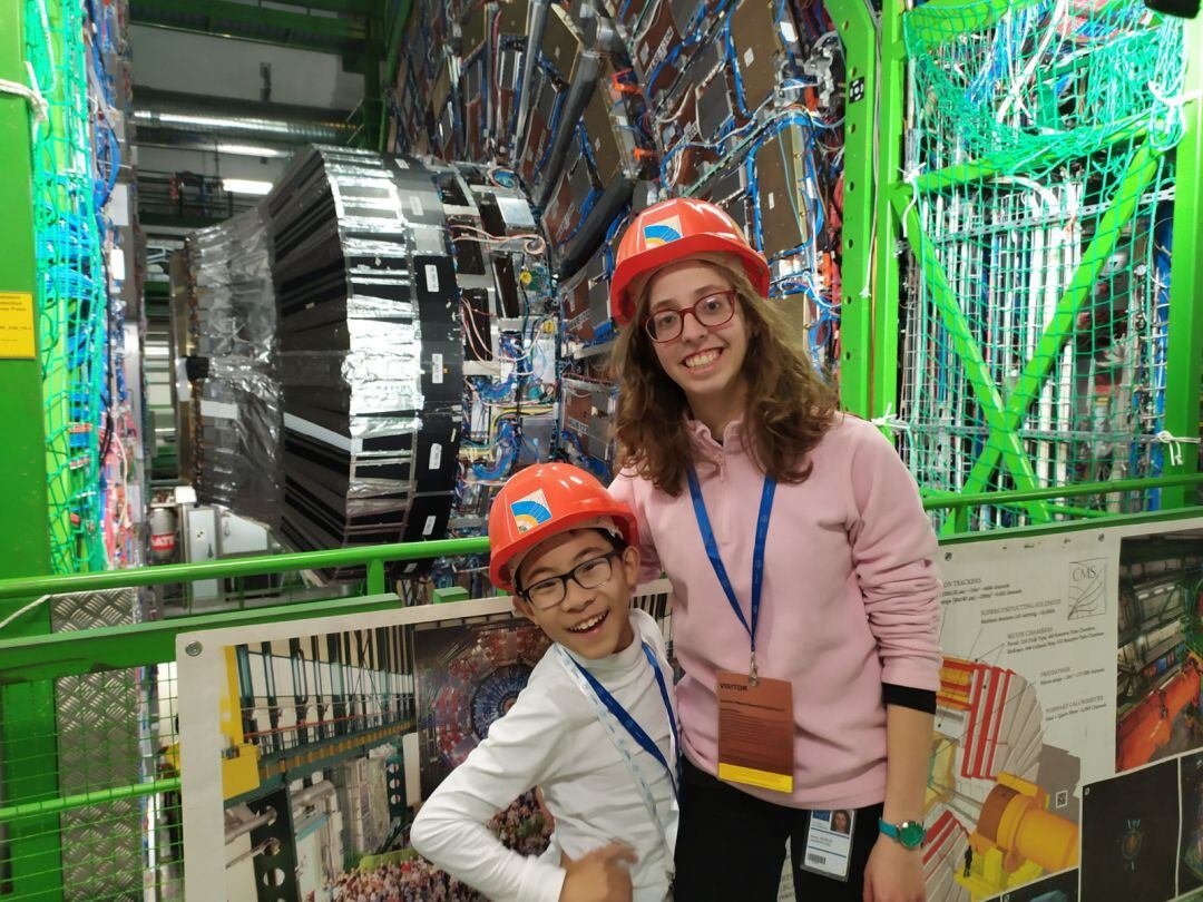 Irene Mateos con su hermano en una instalación del CERN