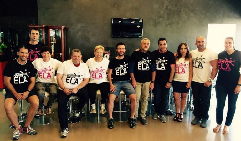 Paco Roncero, Evarist Miralles, Macarena de Castro, Susi Díaz, Paco Torreblanca, Óscar Velasco o Jacob Torreblanca, entre otros, rodean a Víctor Piqueras con la camiseta de la campaña.