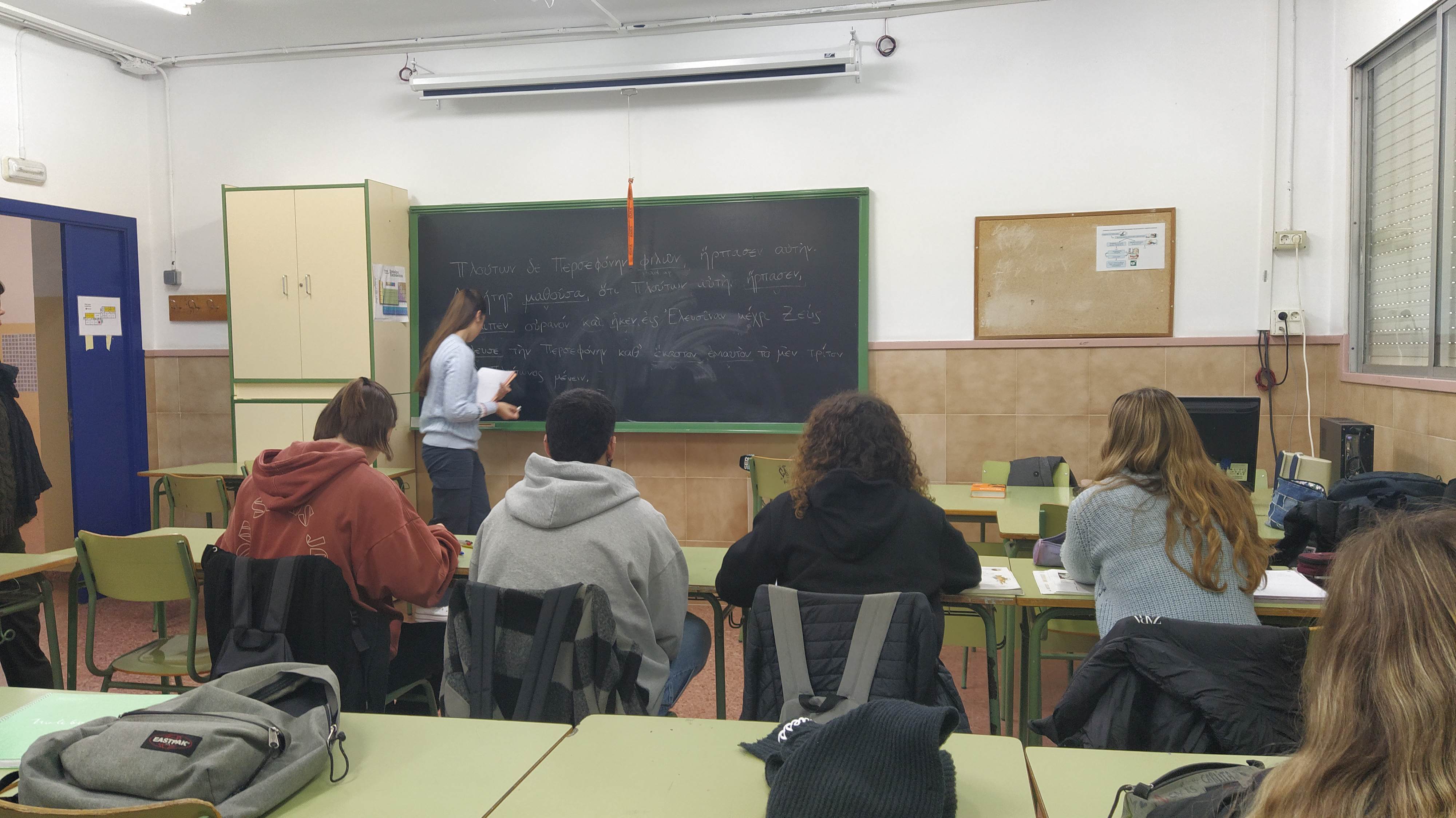 Alumnes de batxillerat fan una traducció a classe de grec