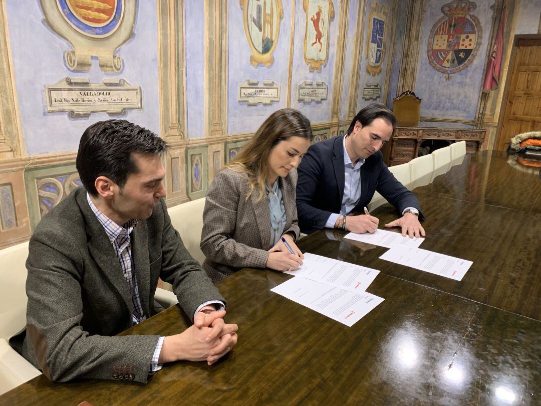 Firma del acuerdo entre PP y C´s para sacar adelante los presupuestos municipales