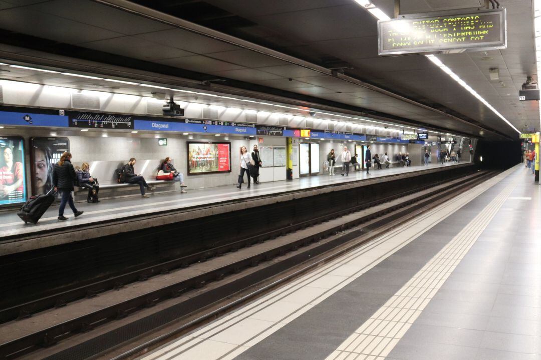 Andana del metro de l&#039;estació de Diagonal de Barcelona amb pocs usuaris