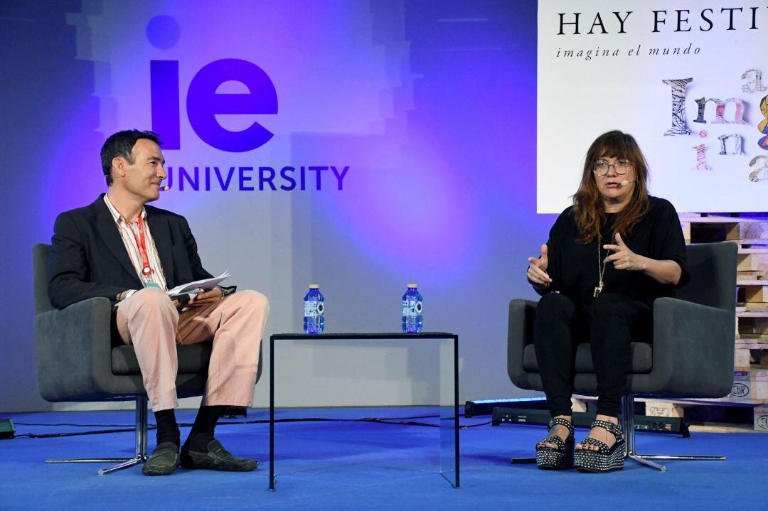 La Directora de cine y ganadora de varios premios Goya. Isabel Coixet. junto con el periodista y corresponsal en España del New York Times Raphael Minder, momentos previos al inicio de su intervención en el festival de literatura Hay Festival en Segovia. 