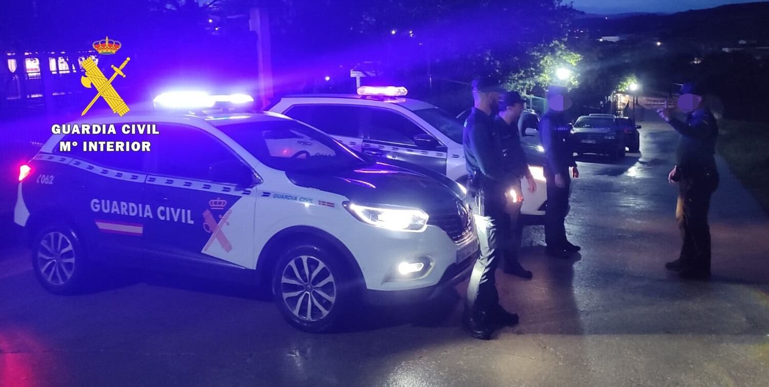 Fue localizado por un vecino bajo un puente de la vía férrea, con las ropas mojadas, aturdido y desorientado, aunque no precisó atención médica