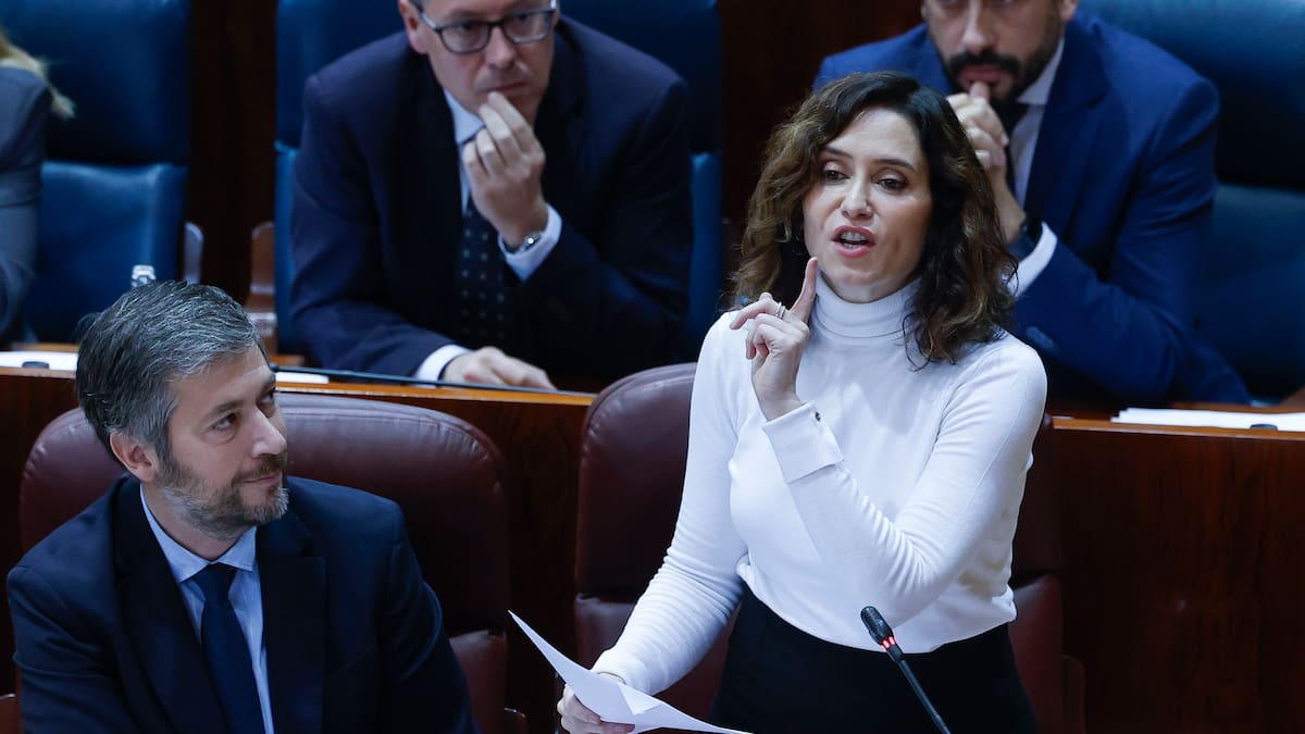 "Ayuso se cree 'La libertad guiando al pueblo'": un analista explica la estrategia de la presidenta de la Comunidad de Madrid ante "la mancha más importante de su carrera política"
