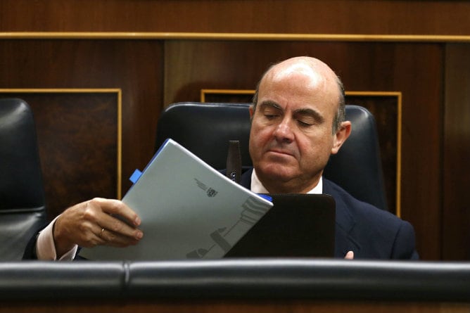 El ministro de Economía y Competitividad, Luis de Guindos, al inicio del debate del proyecto de Presupuestos Generales del Estado para 2014