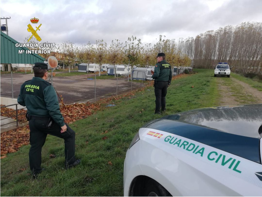 Dos agentes inspeccionan el entorno del camping de Carrizo