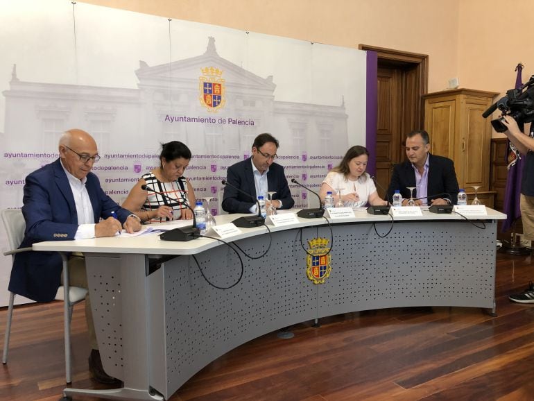 Momento de la firma de los convenios con la Fundación San Cebrián, Alcer e Itaca3