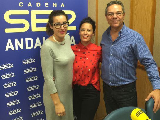 Almudena Ruiz, flanqueada por Salomón Hachuel y Elena Carazo