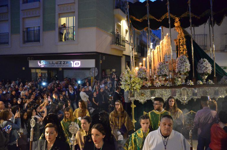 La imagen de la Virgen de la Esperanza de Motril procesionando en la noche del Jueves Santo