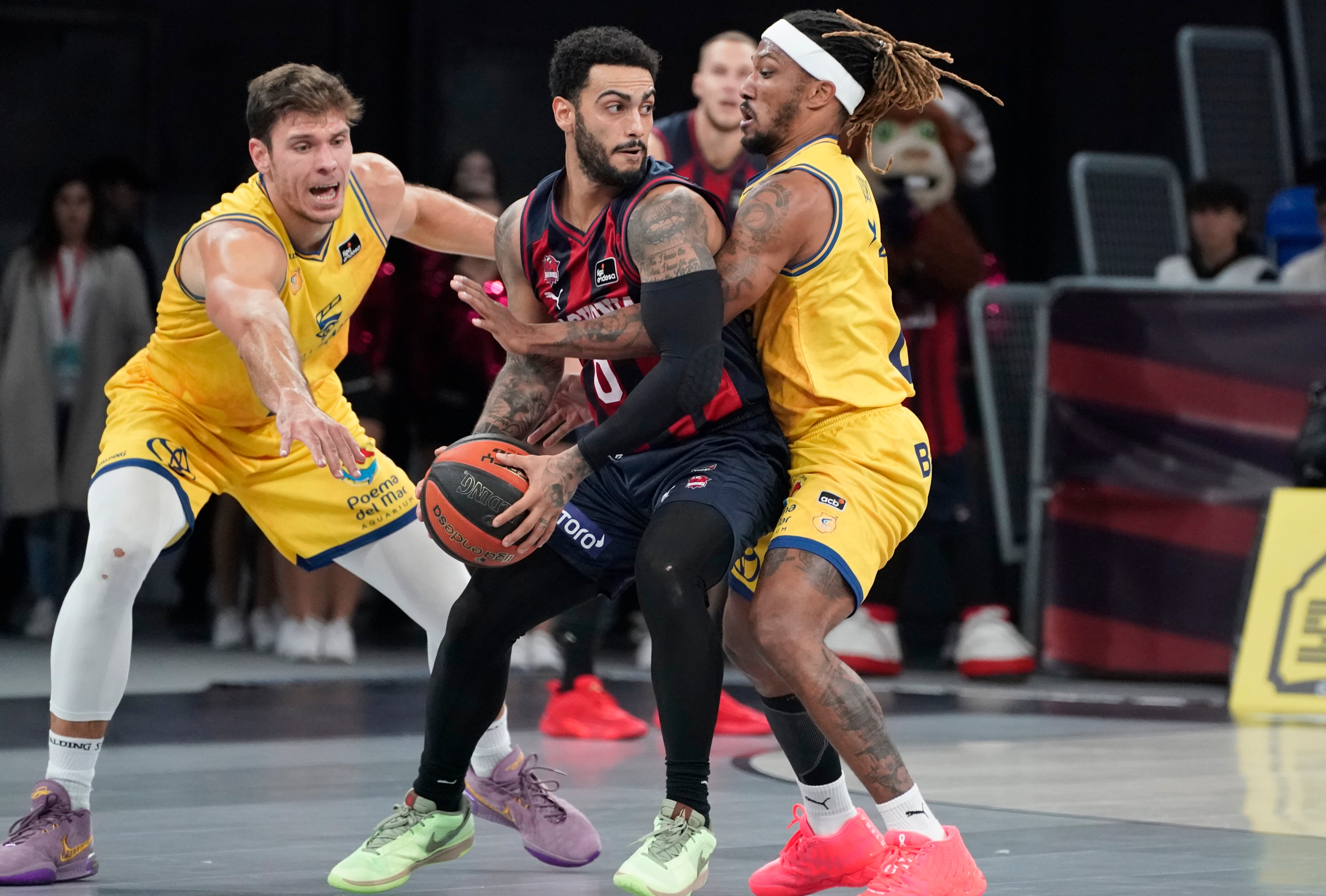 VITORIA (PAÍS VASCO), 05/11/2023.- El jugador Marcus Howard (c) del Baskonia disputa una posesión con Ethan Happ (i) y Andrew Albicy del Gran Canaria este domingo, durante un partido de la Liga Endesa de Baloncesto, en Vitoria. EFE/ L. Rico
