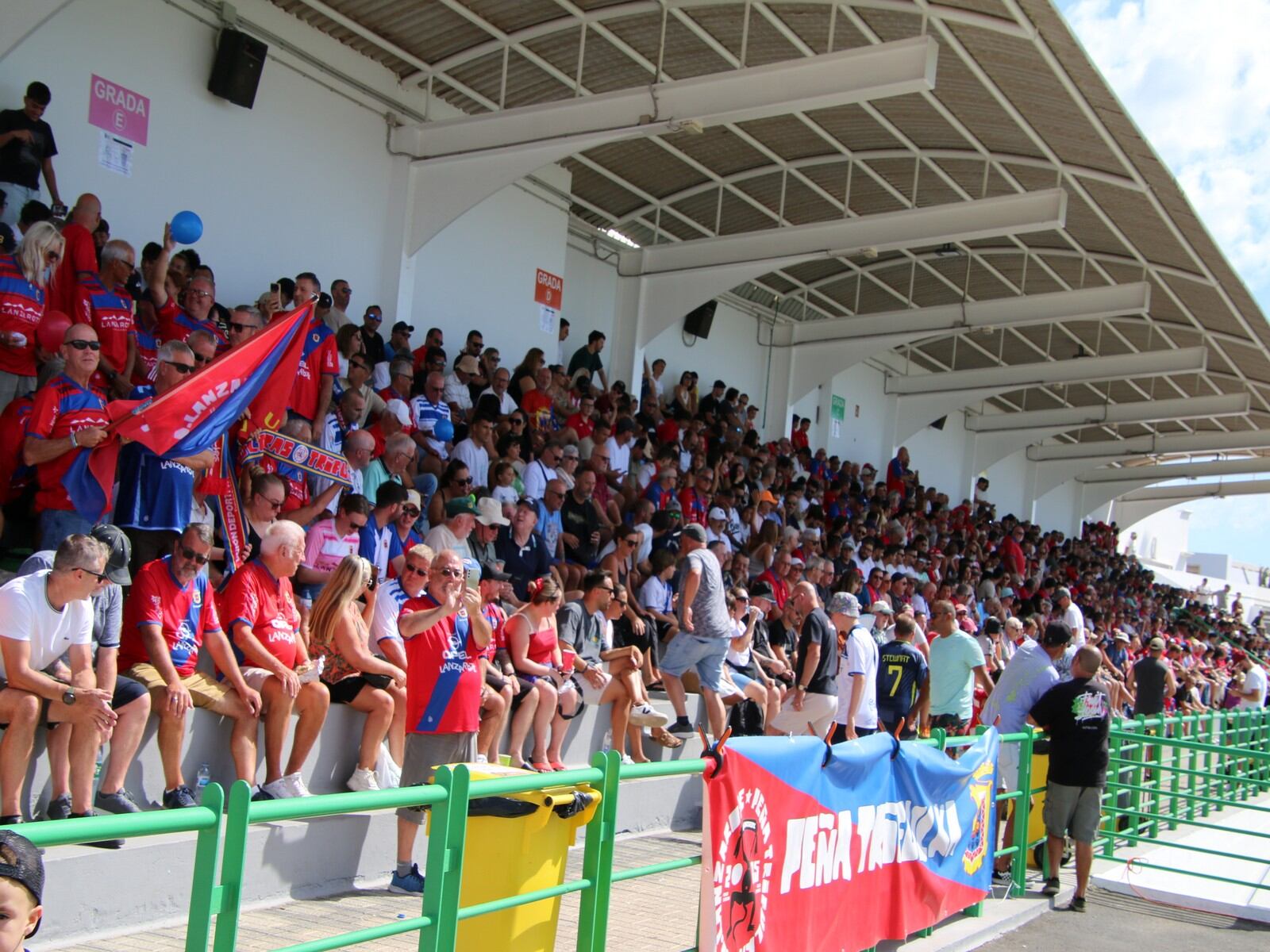 Aficionados de la UD Lanzarote en el &#039;Pancho Bermúdez&#039; de Tías.