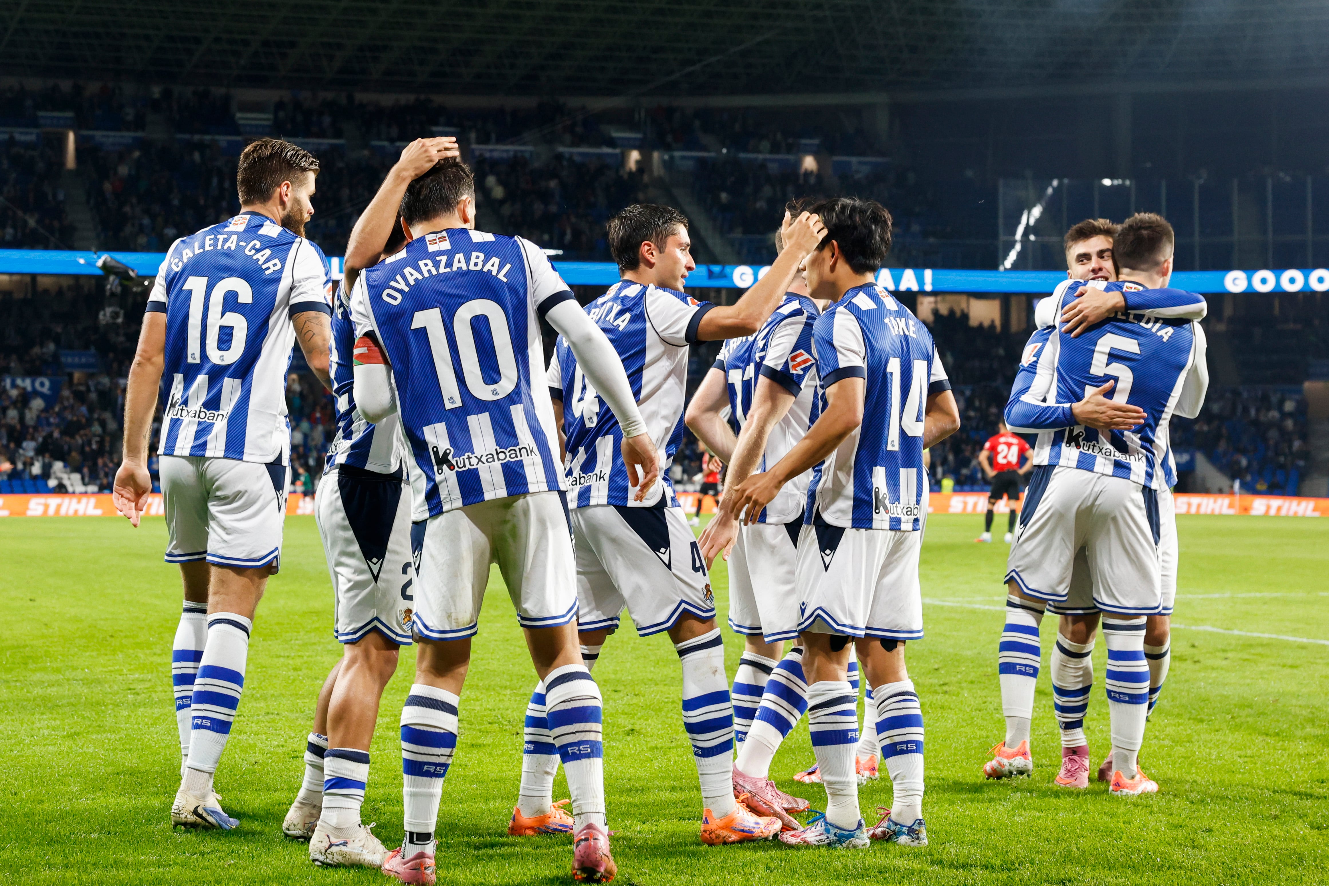 SAN SEBASTIÁN, 24/09/2025.- Los jugadores de la Real Sociedad celebran el primer gol del equipo donostiarra durante el encuentro correspondiente a la sexta jornada de LaLiga de fútbol que Real Sociedad y RCD Mallorca disputan este miércoles en el Reale Arena, en San Sebastián. EFE/Juan Herrero

