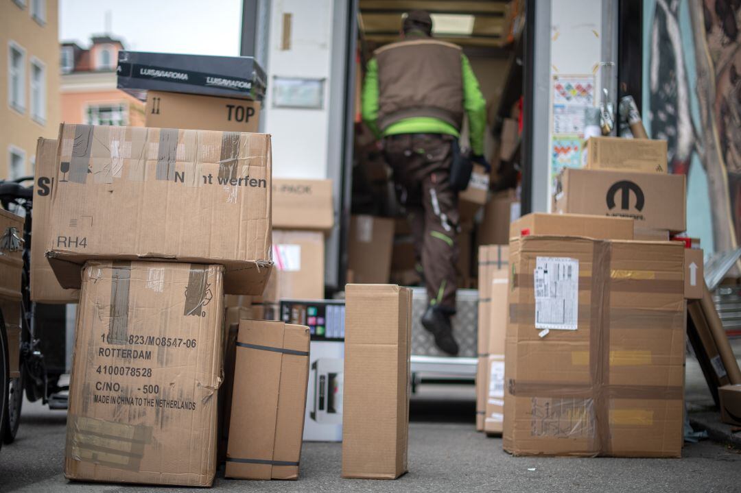 Un hombre descarga cajas durante su horario laboral