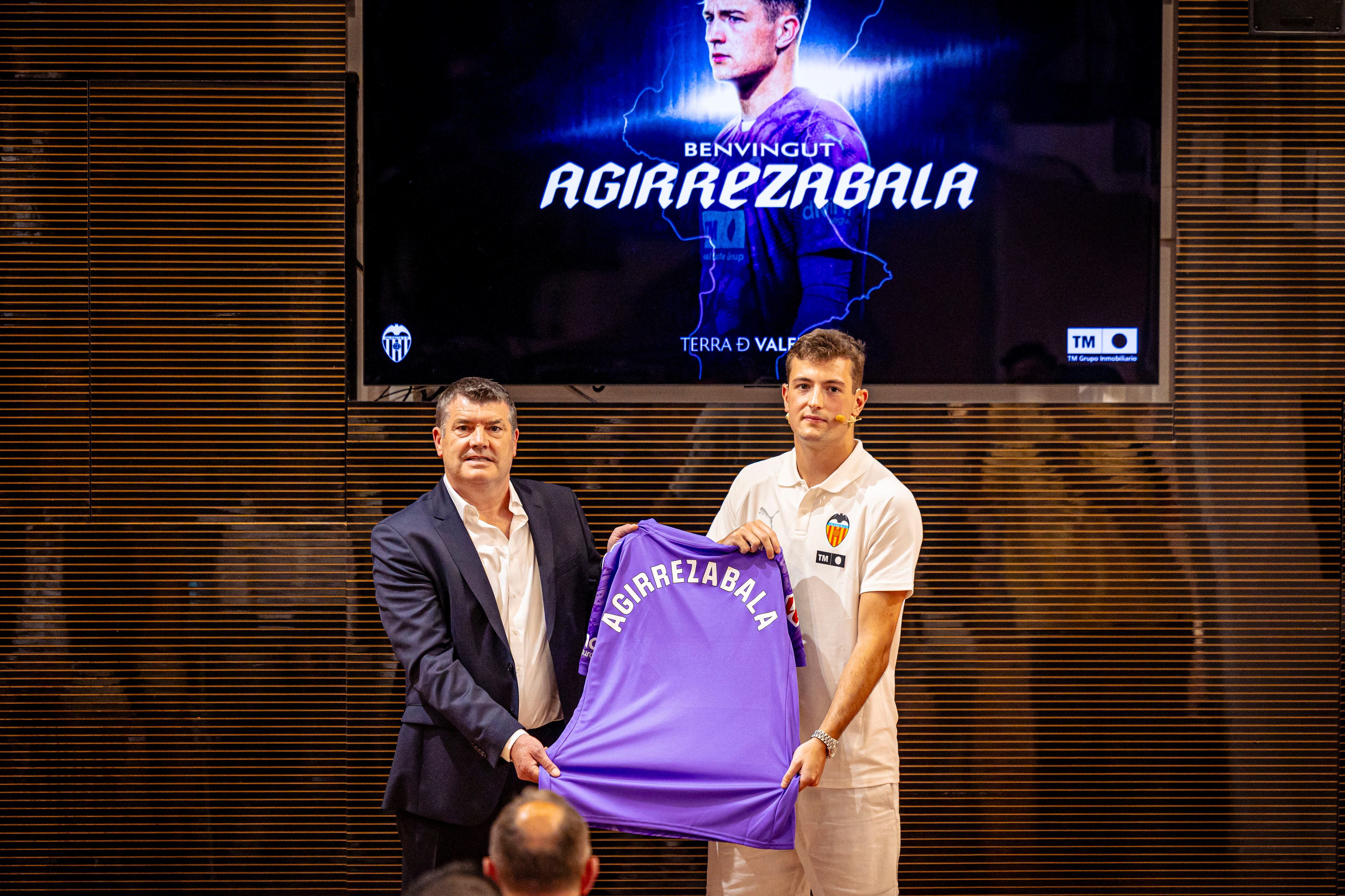 Agirrezabala, con Gourlay, en su presentación con el Valencia.