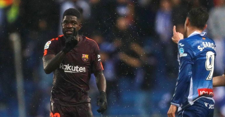 El defensa francés del FC Barcelona Samuel Umtiti y el delantero del Espanyol Sergio García 