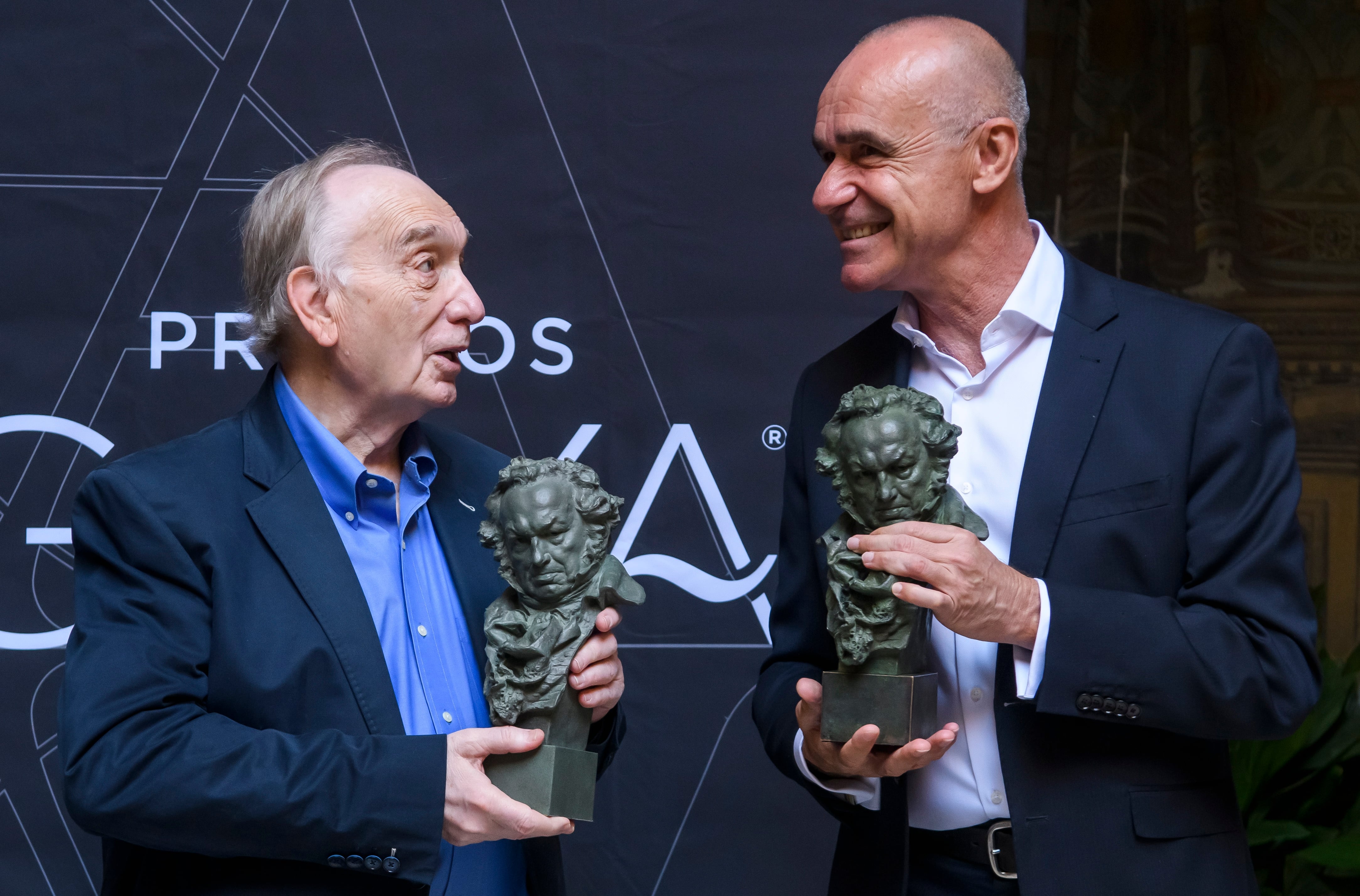 El presidente de la Academia de las Artes y las Ciencias Cinematográficas, Fernando Méndez-Leite (i), y el alcalde de Sevilla, Antonio Muñoz (d), sostienen unas estatuíllas de Francisco de Goya durante la presentación hoy miércoles en Sevilla de la 37 edición de los Premios Goya que se celebrará en la capital hispalense el 11 de febrero de 2023 y que tendrá como novedad cinco candidatos, en lugar de cuatro, en todas las categorías. EFE/ Raúl Caro.