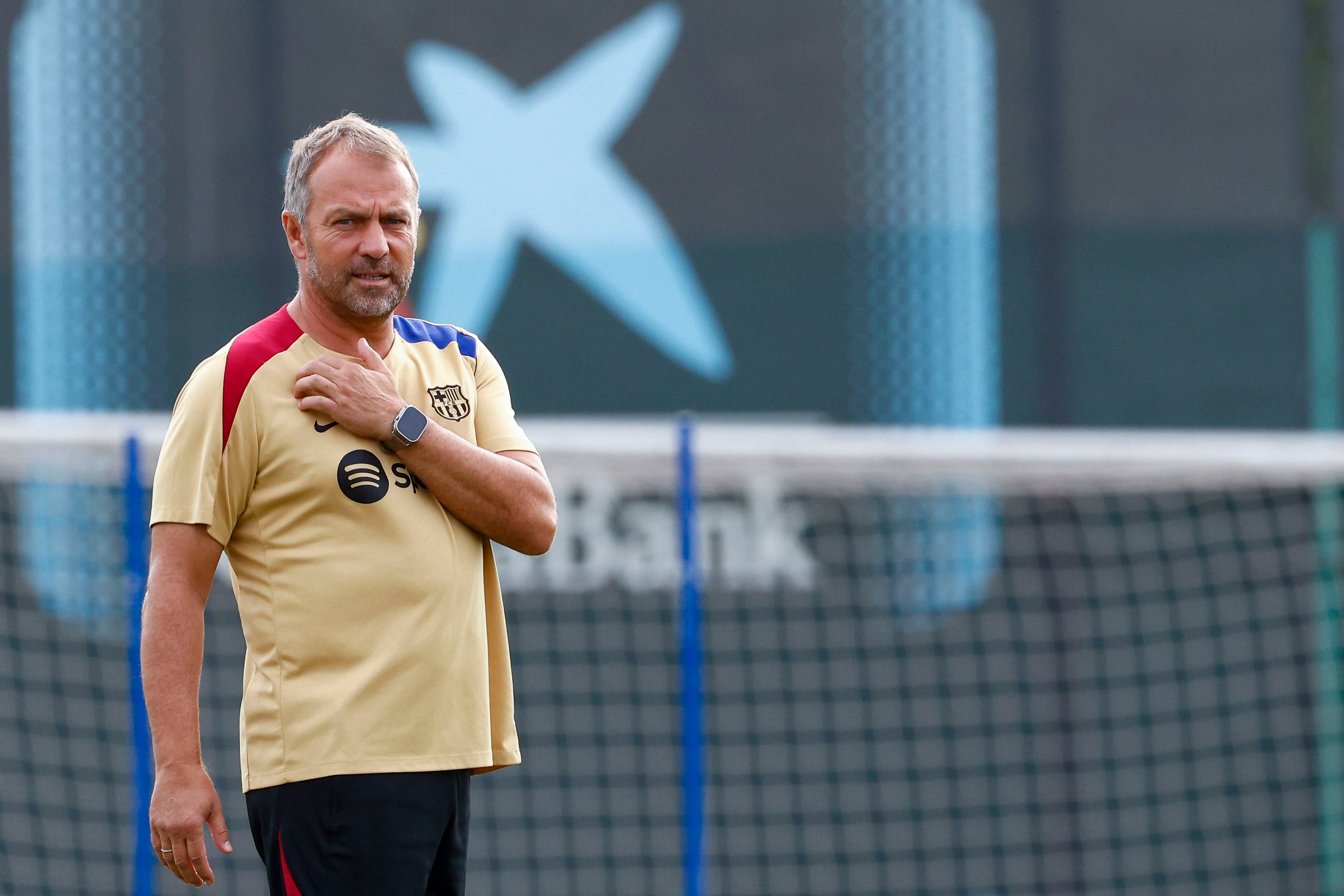 Flick, en el último entrenamiento del Barça antes de medirse al Rayo Vallecano en Liga /EFE/ Quique García