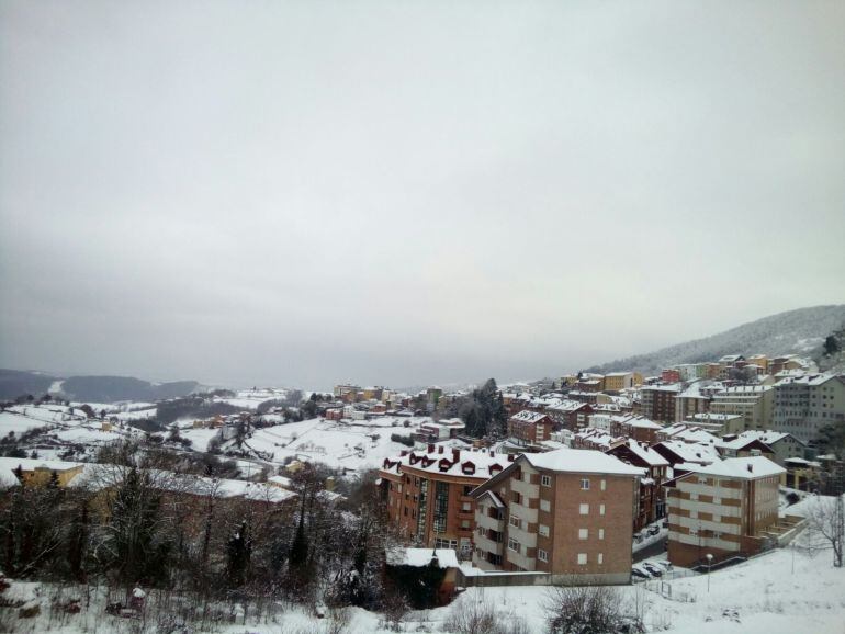 Aspecto de la villa de Tineo cubierta por la nieve.