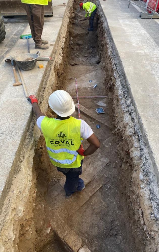 Operarios trabajando en los restos arqueológicos encontrados en las obras del entorno de La Lonja