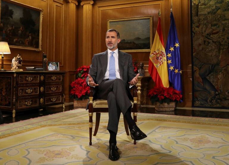 El rey Felipe VI, durante su tradicional mensaje de Navidad desde el Palacio de La Zarzuela