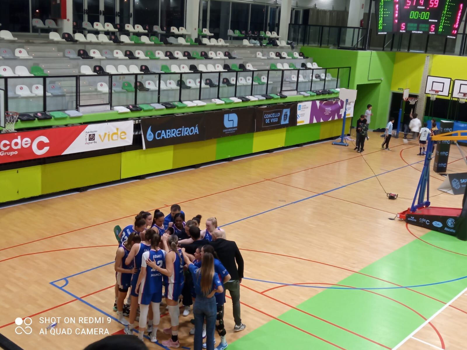 Jugadoras y cuerpo técnico, este sábado en Vigo