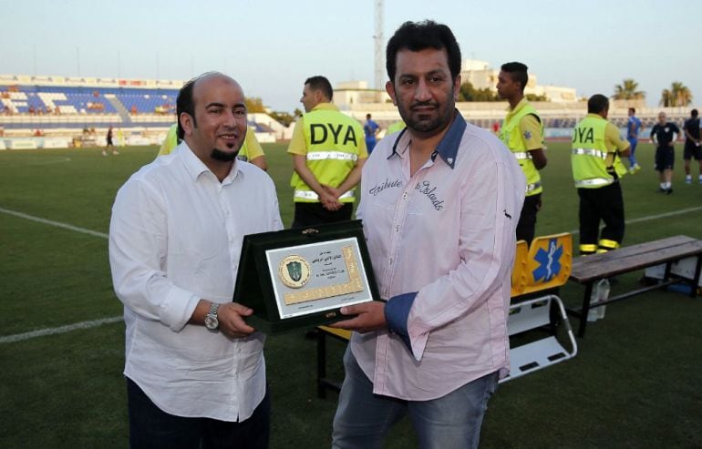 El presidente del Málaga, el jeque Al Thani, se intercambia regalos con su homólogo saudí en el municipal de Marbella