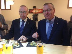 Isaac Sanromà, President de la Cambra de Comerç de Reus (esquerra) i l&#039;alcalde de la ciutat, Carles Pellicer, degustant la primera tapa de la Ganxet Pintxo