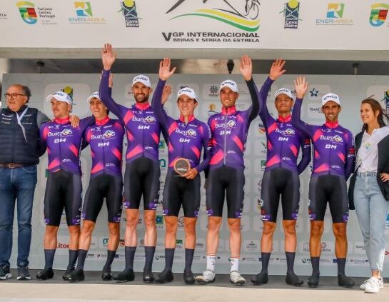 El Burgos BH con el arandino Mario Aparicio -3º por la dch- triunfador de la CRE del GP Beiras