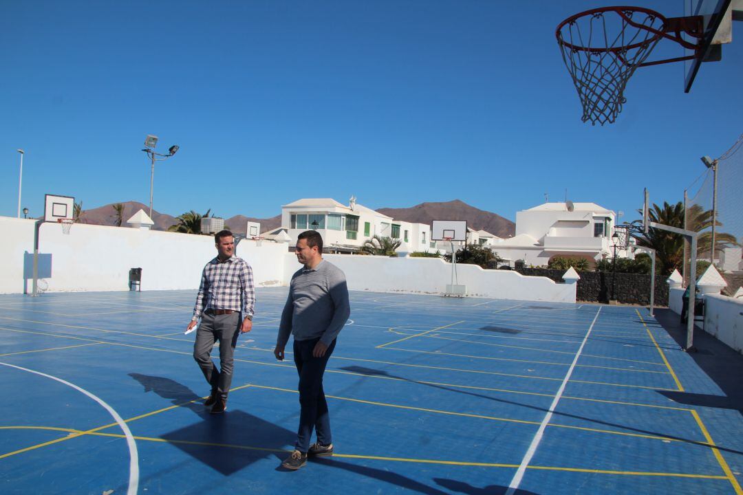 El alcalde de Yaiza, Óscar Noda, en una de las canchas deportivas del municipio.