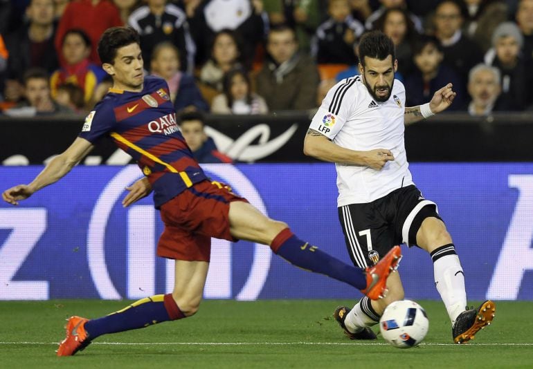 Bartra y Negredo disputan un balón en la vuelta de semifinales de Copa