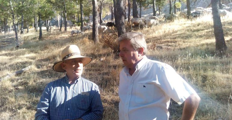 El pastor Manuel Torres (izqda) y el delegado de Medio Ambiente, Juan Eugenio Ortega.