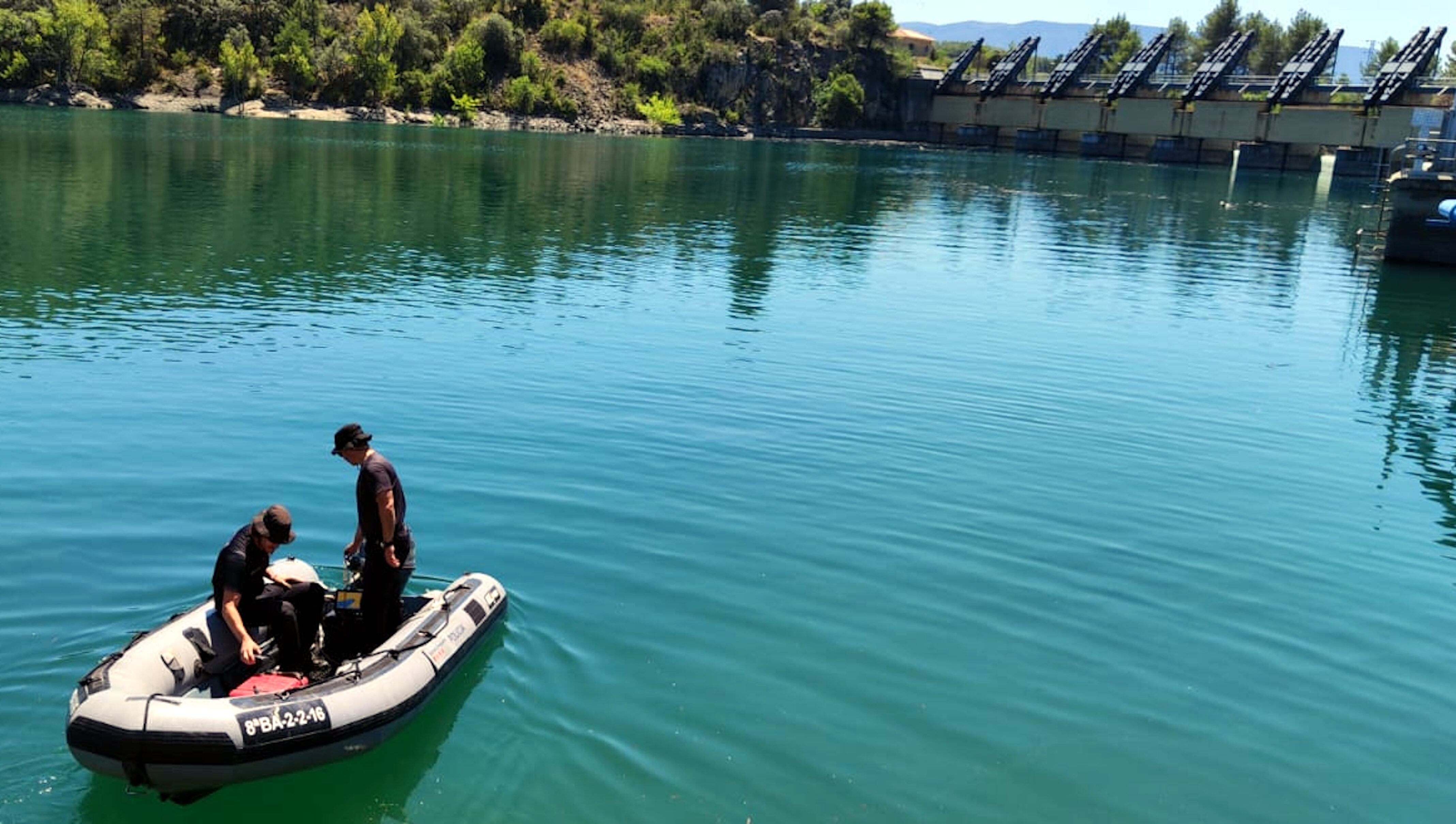 Una lanxa de la Unitat subaquàtica dels Mossos en la recerca del cos del jove, al pantà de Sant Antoni