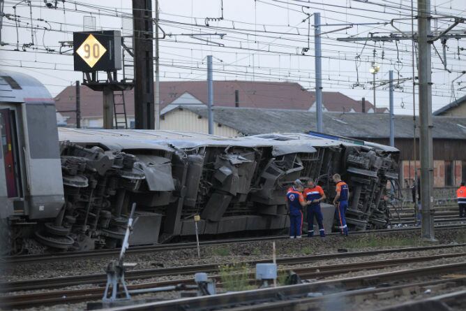 Seis muertos y decenas de heridos al descarrilar el tren Intercités que realizaba el trayecto entre París y Limoges.