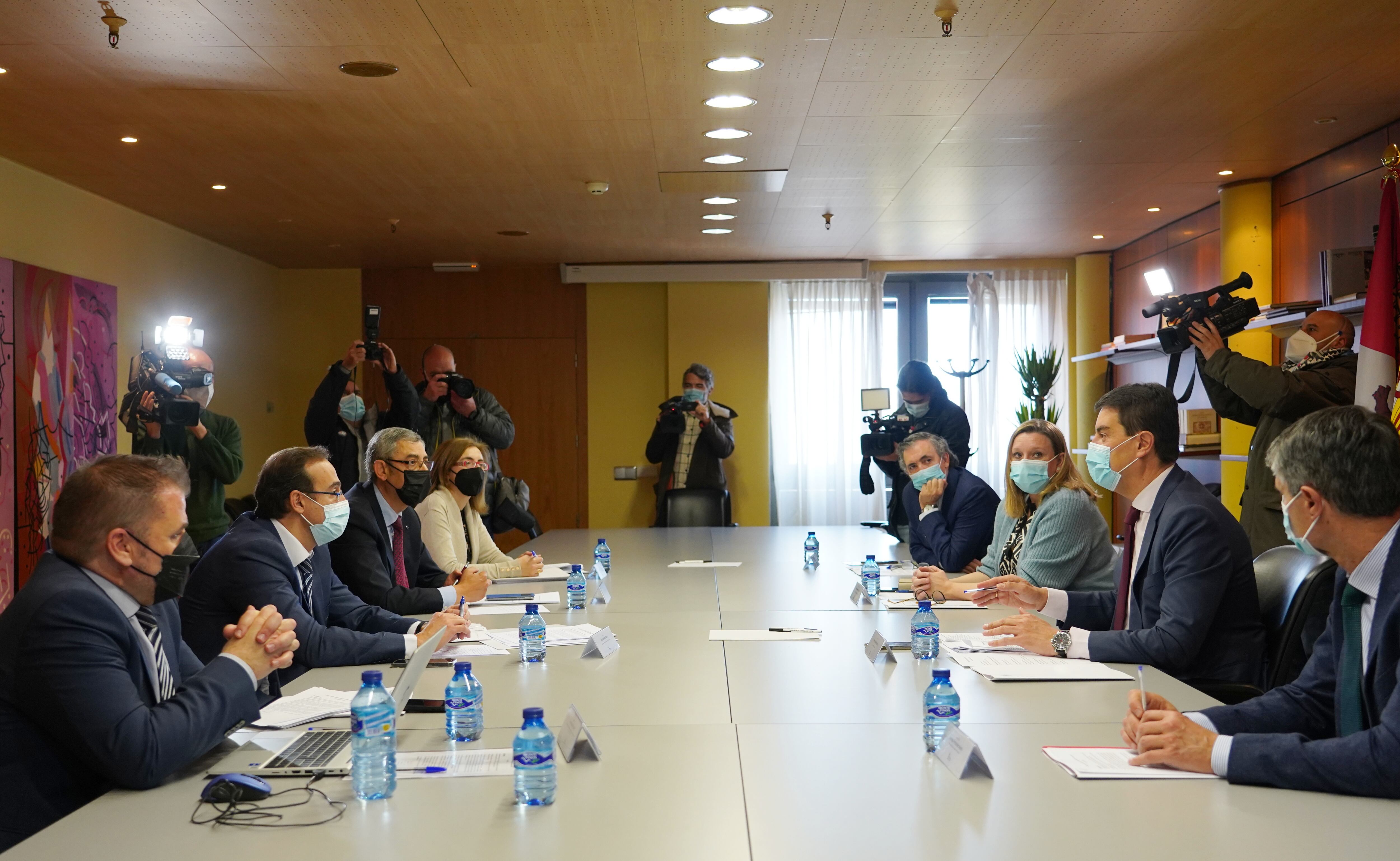 El consejero de la Presidencia en funciones, Ángel Ibáñez, y la consejera de Familia e Igualdad de Oportunidades en funciones, Isabel Blanco, presiden la Comisión Interconsejerías para coordinar las acciones ante la crisis humanitaria de Ucrania.