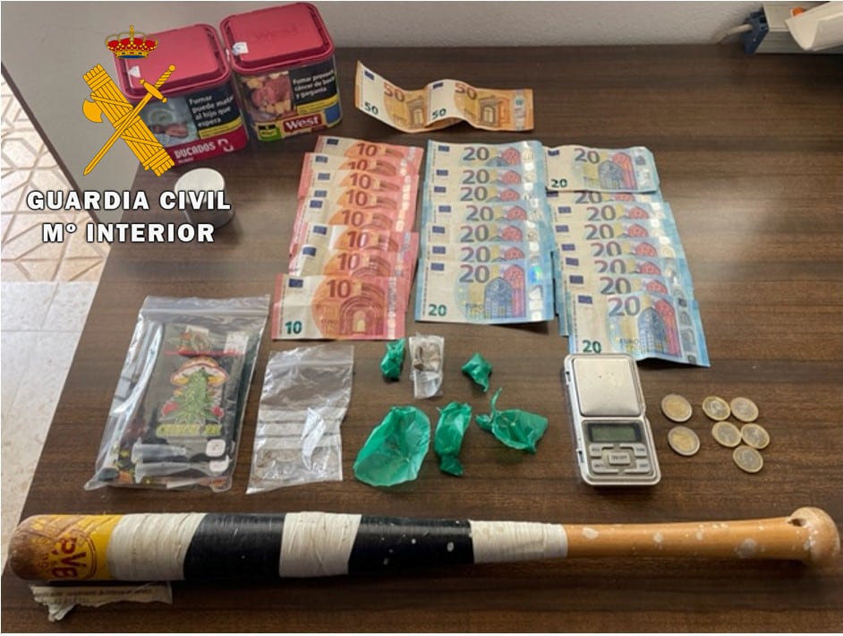 Efectos recuperados por la Guardia Civil en esta operación contra el menudeo de droga en Valdepeñas de Jaén