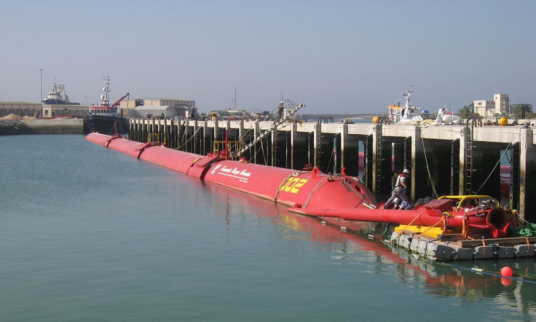 Convertidor de energía Pelamis en Peniche, Portugal, que podría instalarse en un futuro en la Marina de València