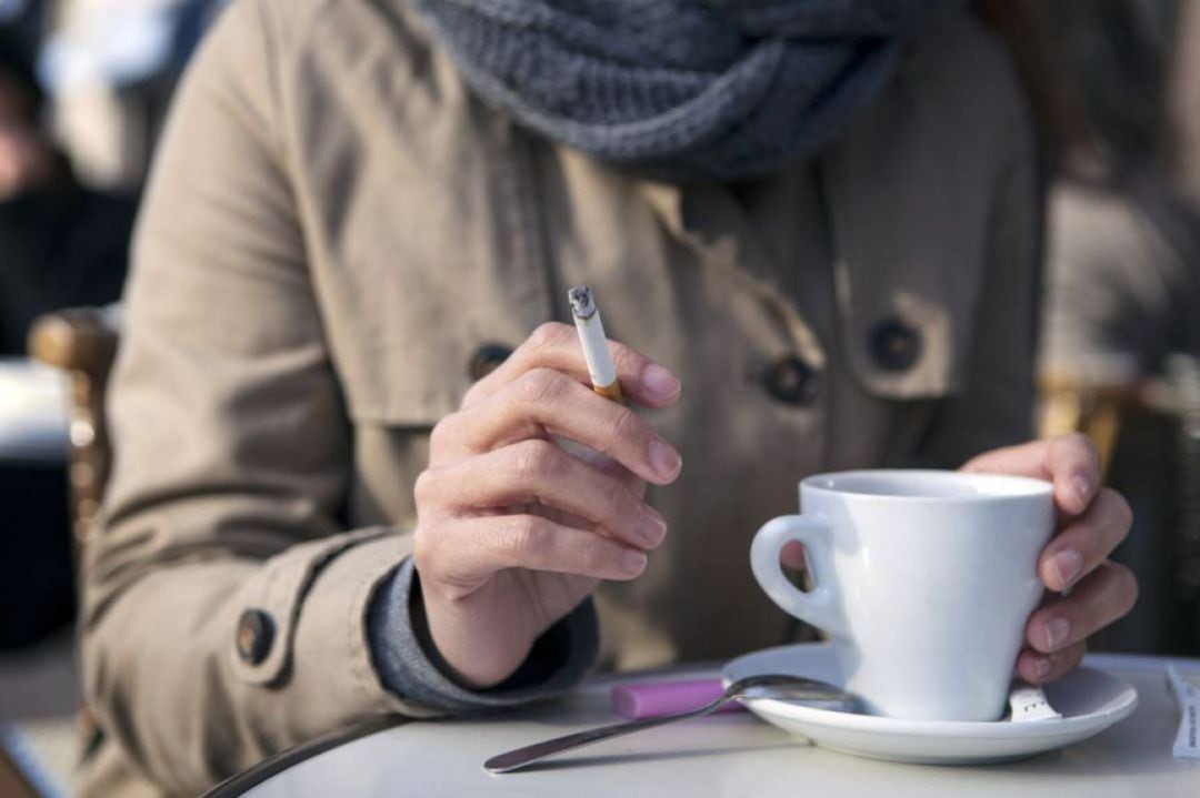 Mujer fumando en una terraza