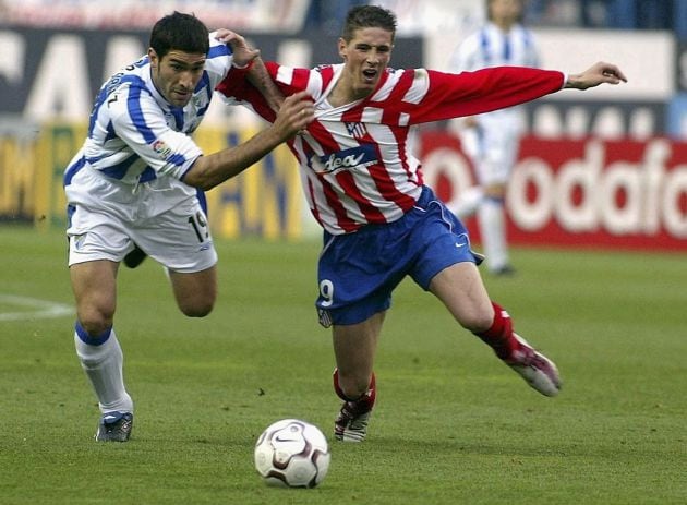 Fernando Torres lucha por un balón con Fernando Sanz en un partido de 2003.