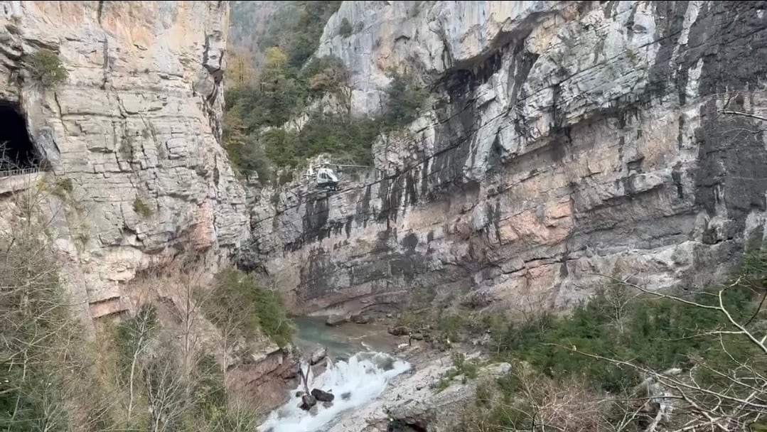 Punto del barranco Boca del Infierno en el que permanece el vehículo en el cauce