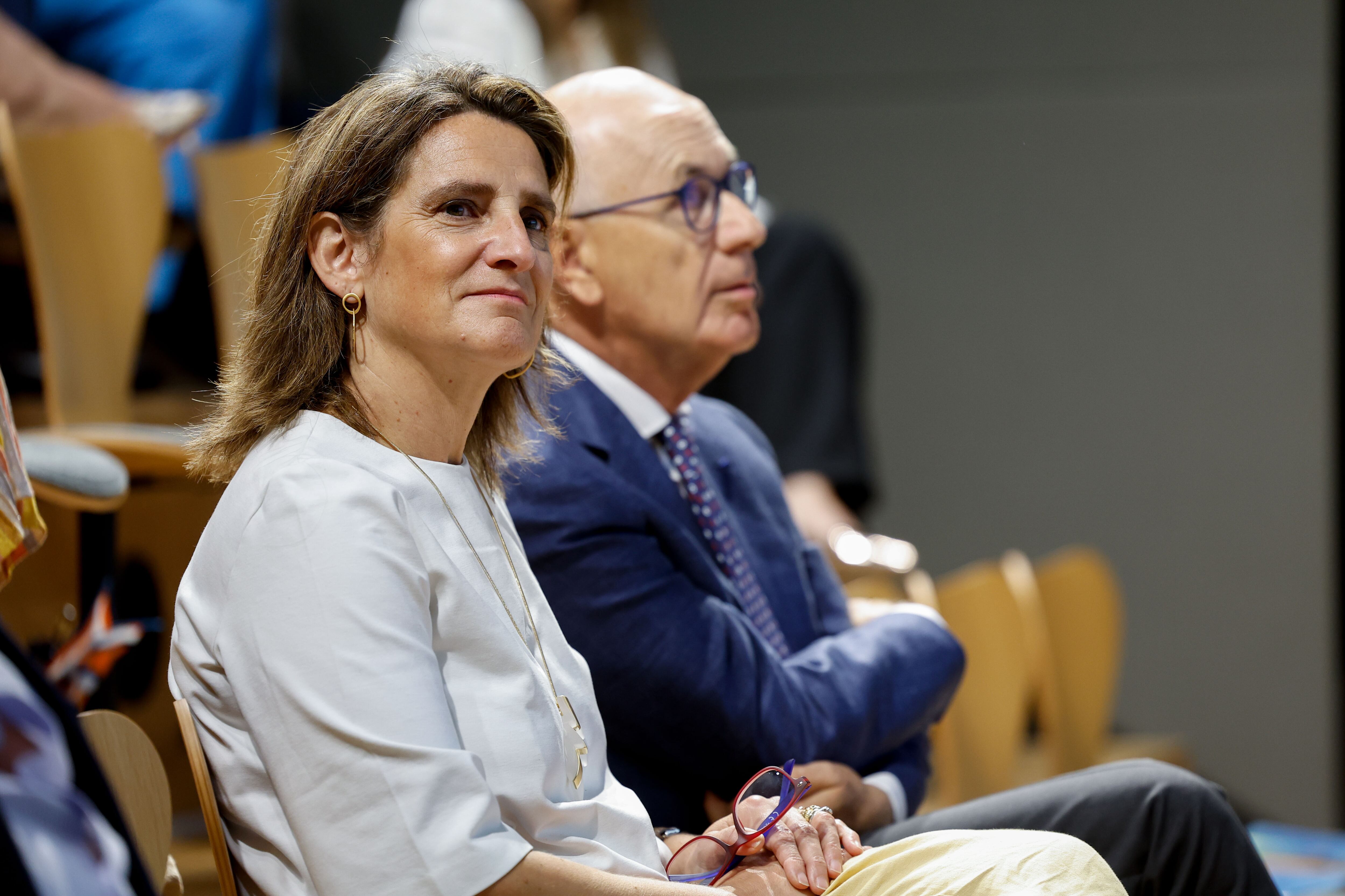 MADRID, 12/06/2023.- La ministra para la Transición Ecológica, Teresa Ribera (i), junto a Durán i Lleida (d) durante la segunda edición de los #EncuentrosHK, un foro de diálogo bajo el título España en la Europa del Siglo XXI&#039; celebrado, este lunes, en Madrid. EFE/ Chema Moya
