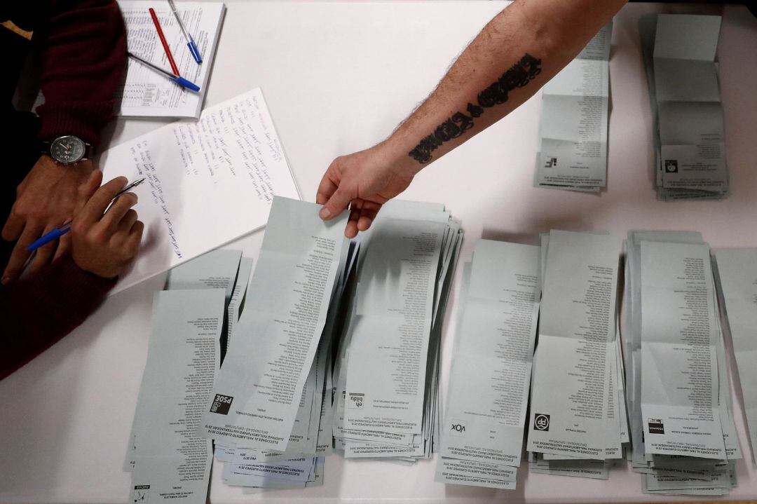 Los integrantes una mesa electoral proceden al recuento de las papeletas al Parlamento Europeo en un colegio electoral de Pamplona, al término de la jornada electoral en este domingo de comicios municipales, forales y europeas