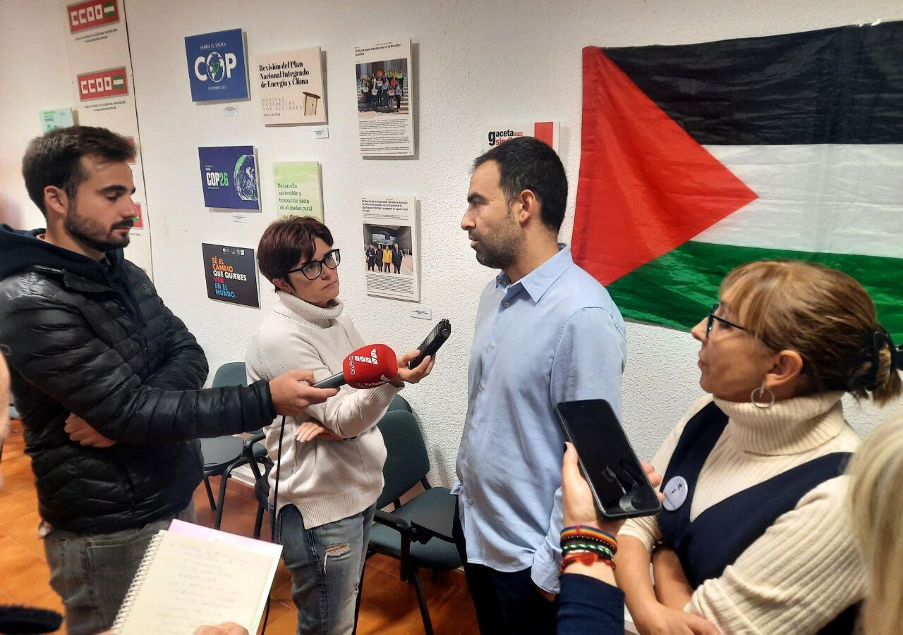 Javier Díaz, portavoz de la plataforma &#039;Jaén por Palestina&#039; se dirige a los medios de comunicación.
