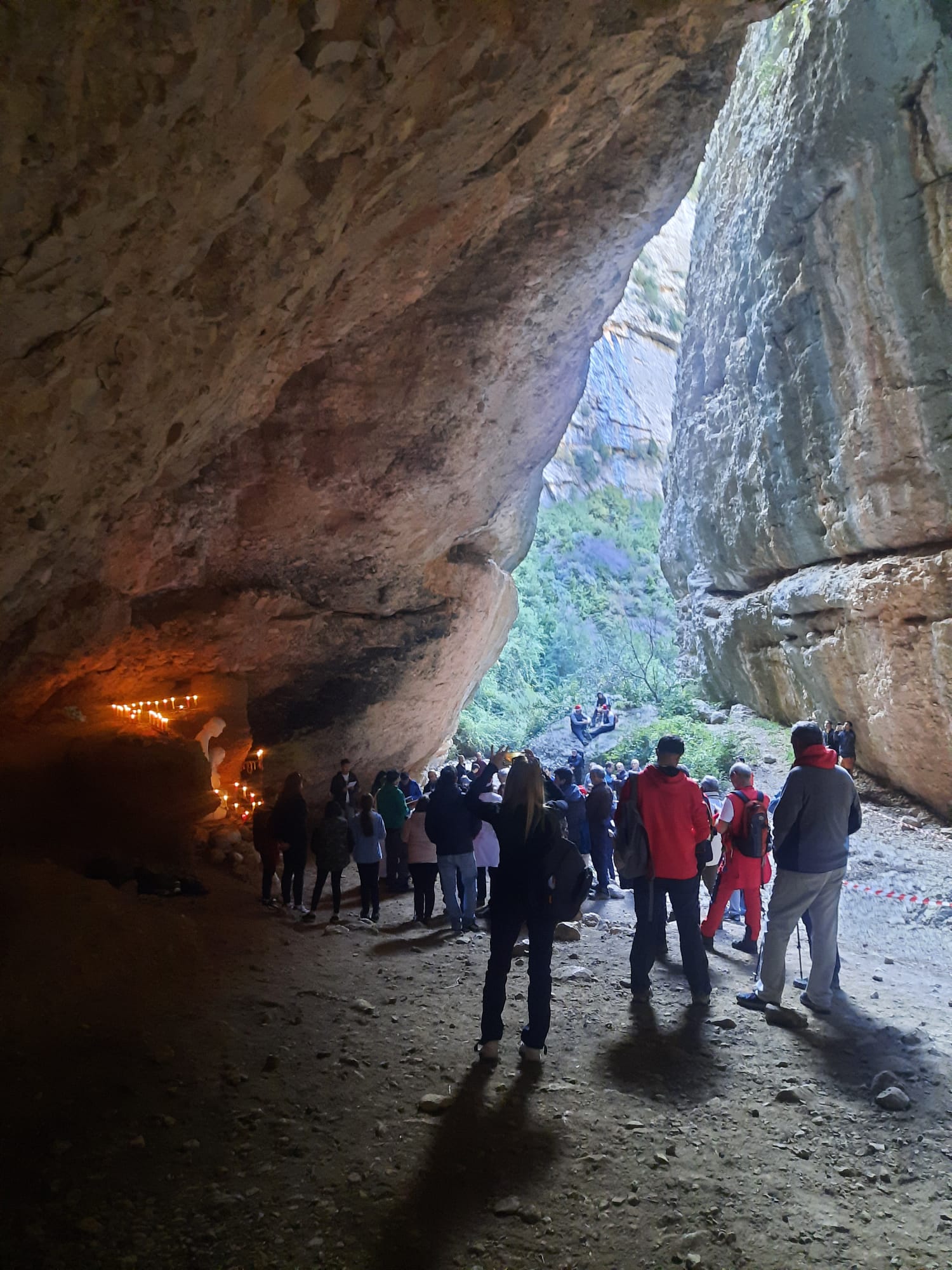 Oscenses en el interior de las Gorgas de San Julián junto al Belén de Peña Guara