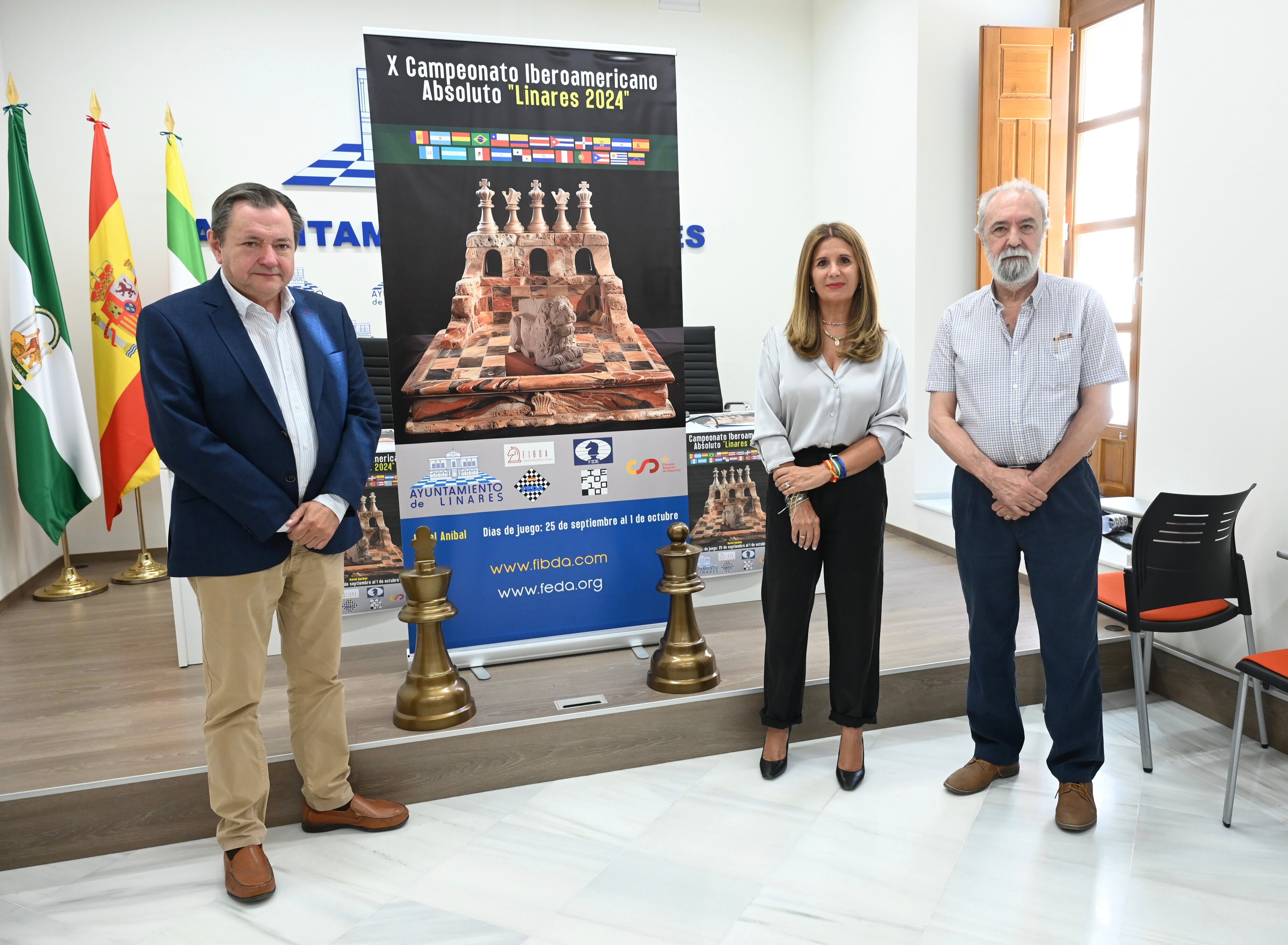 Ramón Padullés, Auxi del Olmo y Francisco Albalate durante la presentación del X Campeonato Iberoamericano de Ajedrez que se celebra en Linares.