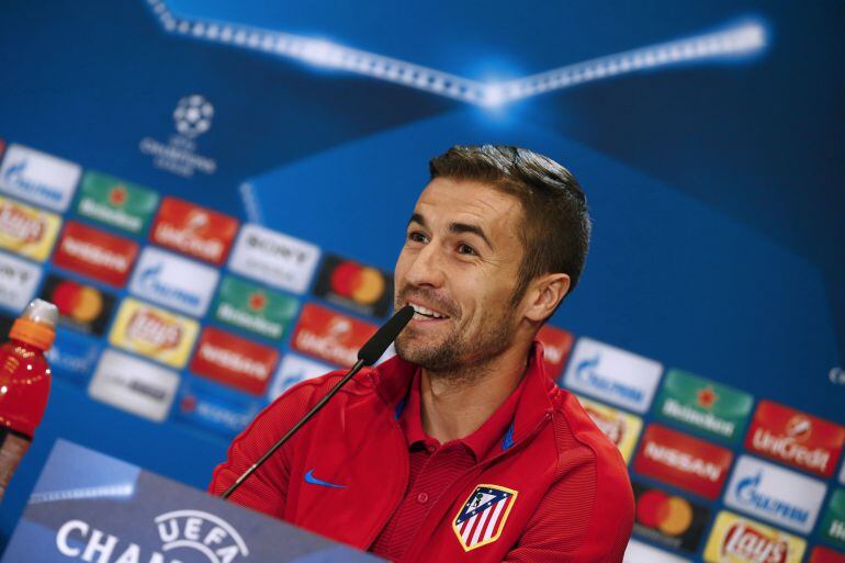 El centrocampista y capitán del Atlético de Madrid, "Gabi" Fernández, durante la rueda de prensa ofrecida hoy en el estadio Vicente Calderón, en la víspera del partido de vuelta de semifinales de la Liga de Campeones que les enfrenta mañana al Real Madrid