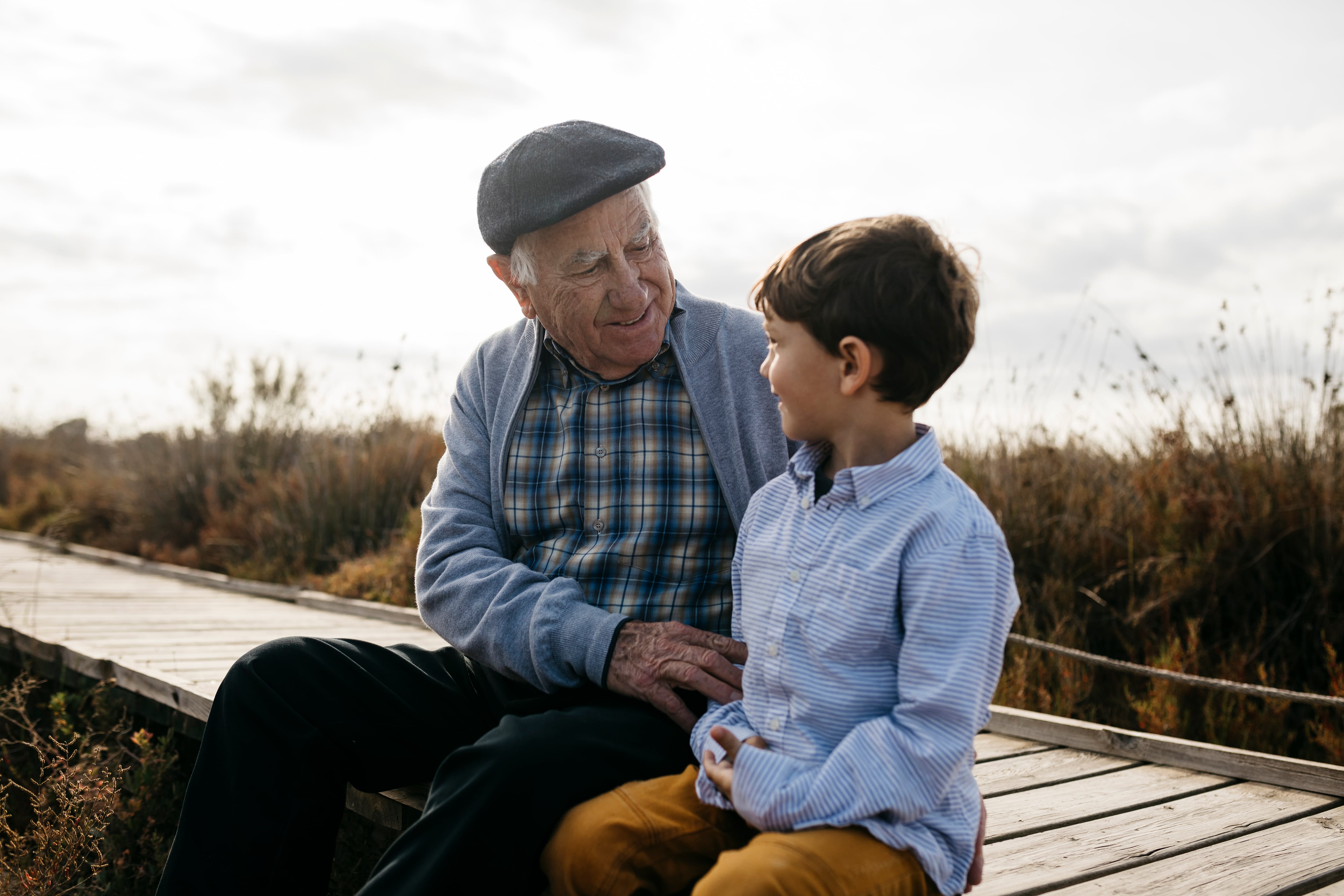 Abuelo sentado con su nieto | GettyImages