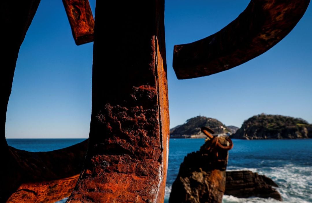 Vista de la escultura El Peine del Viento.