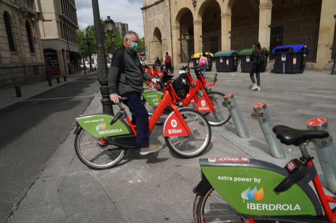 Un hombre alquila una bicicleta en Bilbao el día en el que se vuelve a poner en funcionamiento el préstamo de esos vehículos que coincide con la jornada en la que Álava, Vizcaya y Guipúzcoa pasan a la Fase 1 de la desescalada y transición a una &quot;nueva normalidad&quot; al cumplir con los requisitos exigidos lo que permite flexibilizar algunas de las restricciones establecidas por el estado de alarma. En Bilbao (Vizcaya, País Vasco), a 11 de mayo de 2020.